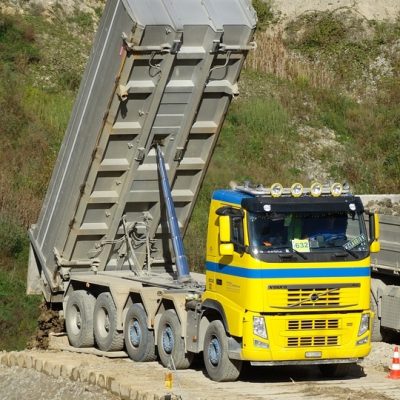 Camiones para material pesado en renta